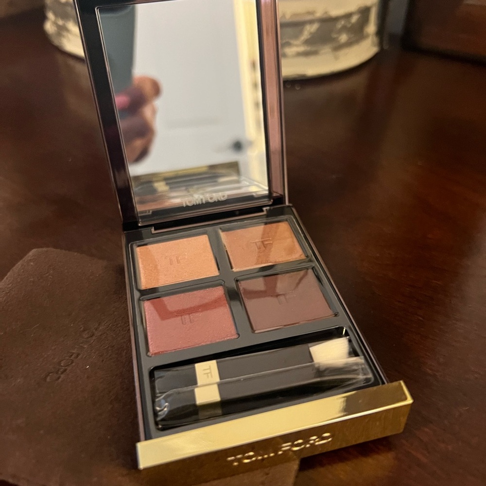 New Tom Ford Honeymoon quad palatte. Comes in velvet pouch.